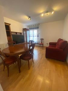 ein Wohnzimmer mit Tisch und Couch in der Unterkunft San Pedro in Teruel