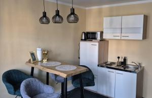 a small kitchen with a table and a microwave at Ferienwohnung zum Türmer in Görlitz