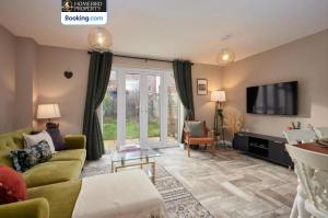 Μια τηλεόραση ή/και κέντρο ψυχαγωγίας στο 4 Bedroom House By Homebird Property Management Short Lets & Serviced Accommodation Leeds with Parking, Garden & Patio Area