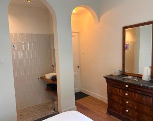 Et badeværelse på In de Pastorie Utrecht - Old rectory, just steps away from the city center + 36 billeder