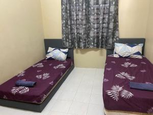 Ένα ή περισσότερα κρεβάτια σε δωμάτιο στο D Anggun Homestay