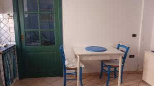 una mesa con dos sillas y una placa azul en ella en Plumbago, en Torre del Lago Puccini