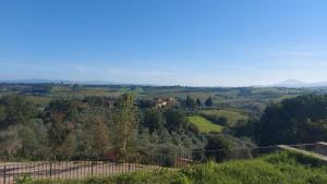 vistas a un valle con árboles y casas en ESSENZA di TOSCANA apartment with view, en Montepulciano