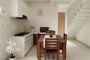 Kuchyň nebo kuchyňský kout v ubytování The Loft Life 2 Premium duplex Sector 74 + 13 fotografií