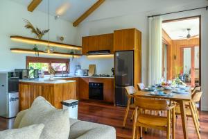 Η κουζίνα ή μικρή κουζίνα στο Villa Kesari Trees Oasis Sanur