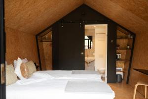 Katil atau katil-katil dalam bilik di Tenthuisje in het groen, een suite met eigen badkamer
