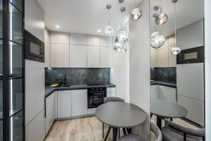 Kuchyň nebo kuchyňský kout v ubytování Petrovdom Apartments 5-123, Building 18, in RC Fayna Town, Saliutna Street 2