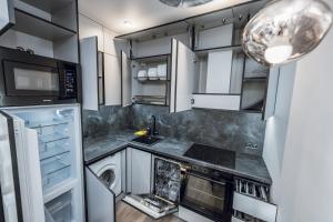 Kuchyň nebo kuchyňský kout v ubytování Petrovdom Apartments 5-123, Building 18, in RC Fayna Town, Saliutna Street 2 + 17 fotografií