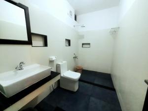 Koupelna v ubytování Seashore Beach Resort Varkala