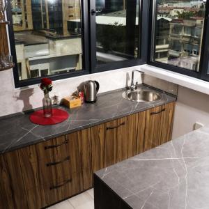 Kuchyň nebo kuchyňský kout v ubytování AXIOM Apartments + 75 fotografií