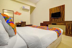 Postel nebo postele na pokoji v ubytování Via Balaji Resort - 700M From Calangute Beach