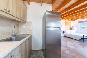 Gallery image of Violas Studio in Ágios Matthaíos +10 photos