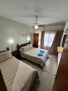 une chambre d'hôtel avec deux lits et une fenêtre dans l'établissement Nuevo Hotel Córdoba, à Villa Carlos Paz 41 autres photos