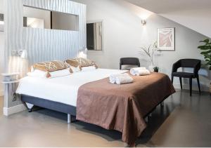 une chambre avec un grand lit avec deux oreillers dessus dans l'établissement Luxe Suite, Near Station & Free Wifi, à Oss 31 autres photos