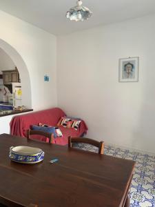 ein Wohnzimmer mit einem Tisch und einem Sofa in der Unterkunft Casa K2 Stromboli in Stromboli + 33 Fotos