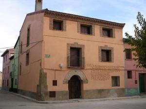 ein altes Gebäude mit einer Tür in einer Straße in der Unterkunft Casa Mairal in Salillas