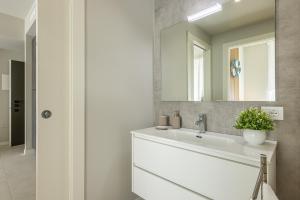 a bathroom with a sink and a mirror at Binda 21-2F charme moderno Navigli - Vesta in Milan