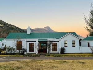 Cảnh núi rừng hoặc tầm nhìn ra núi từ biệt thự