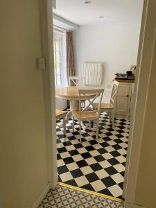 KillichonanBirch Tree Cottage的一间位于 ⁇ 格的带桌椅的用餐室