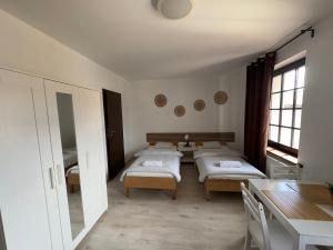 Postel nebo postele na pokoji v ubytování Willa BROWAR pokoje gościnne w centrum miasta na starówce, Self check in 24H, FV, TV Smart, Darmowe Wi-Fi, Parking, W sąsiedztwie restauracji i kawiarni, Usługi escort zakazane