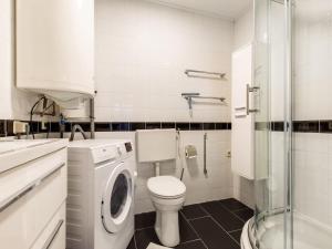 une salle de bains avec lave-linge et toilettes dans l'établissement Holiday Home in Noordwijkerhout near Lake, à Noordwijkerhout