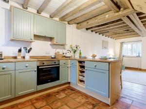 Η κουζίνα ή μικρή κουζίνα στο Wheelwrights Cottage