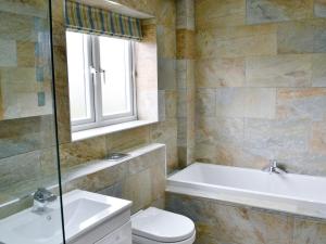 ein Badezimmer mit Badewanne, Toilette und Waschbecken in der Unterkunft Salar's Rest - 28028 in Alnmouth + 4 Fotos
