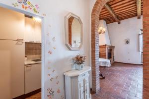 Una cocina con fregadero y encimera en una habitación. en Agriturismo La Rugiada, en Monteroni dʼArbia 96 fotos más