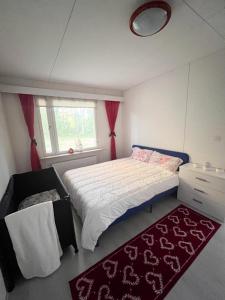 Ένα ή περισσότερα κρεβάτια σε δωμάτιο στο 3 Bedrooms House Sauna and Activities Guide