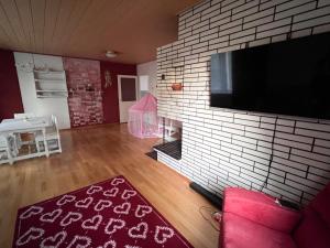 Μια τηλεόραση ή/και κέντρο ψυχαγωγίας στο 3 Bedrooms House Sauna and Activities Guide