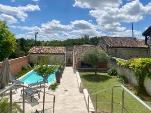 a house with a swimming pool in a yard at Le relais de l'ancienne poste in Sigoulès