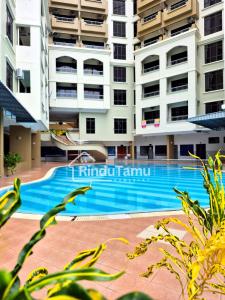 Swimmingpoolen hos eller tæt på RinduTamu Homestay