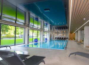 Πισίνα στο ή κοντά στο Apartament Kapitańska 1 Omega Lake