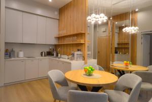 Η κουζίνα ή μικρή κουζίνα στο Apartament Kapitańska 1 Omega Lake