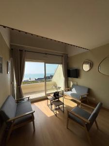 Una sala de estar con una cama y una gran ventana. en Duplex vue mer à Rochebonne Plage Parking, en Saint-Malo 11 fotos más