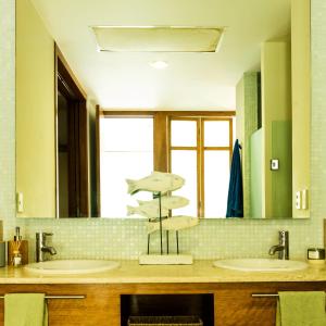 a bathroom with two sinks and a large mirror at Departamento Mayan Lakes T11 - Albercas, club de playa, tenis, pádel y más in Acapulco