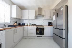 O bucătărie sau chicinetă la Comfort Meets Style, 3-Bedroom Home, Greenwich, Sleeps 10! Contractor & Group Friendly!