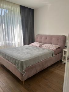 Una cama o camas en una habitación de Sakalo apartamentai