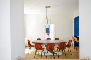 a dining room with a white table and chairs at Superbe maison de centre ville avec garage 2places - 6 personnes in Les Sables-dʼOlonne