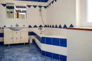 a bathroom with blue and white tiles and a sink at Superbe maison de centre ville avec garage 2places - 6 personnes in Les Sables-dʼOlonne +26 photos