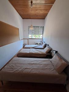 deux lits dans une chambre avec fenêtre dans l'établissement Casas Chris Cavadas,  28 autres photos