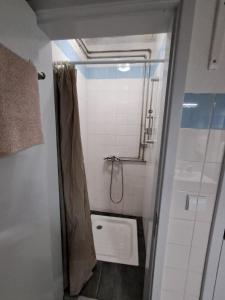 une salle de bain avec une douche avec un rideau de douche dans l'établissement Casas Chris Cavadas, 