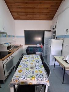 une cuisine avec une table recouverte d'une nappe dans l'établissement Casas Chris Cavadas, 