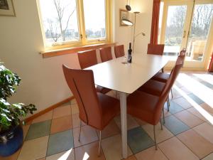 una sala da pranzo con tavolo e sedie di Mansion in De Cocksdorp a De Cocksdorp