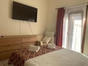 Кровать или кровати в номере Myrina comfort stay