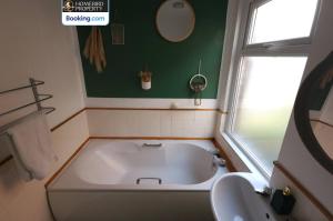 Koupelna v ubytování 5 Bedroom House By Homebird Property Management Short Lets & Serviced Accommodation Leeds With Free Parking & Garden + 3 fotografie