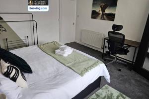 Postel nebo postele na pokoji v ubytování 5 Bedroom House By Homebird Property Management Short Lets & Serviced Accommodation Leeds With Free Parking & Garden