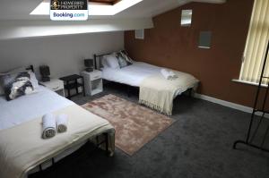Postel nebo postele na pokoji v ubytování 5 Bedroom House By Homebird Property Management Short Lets & Serviced Accommodation Leeds With Free Parking & Garden