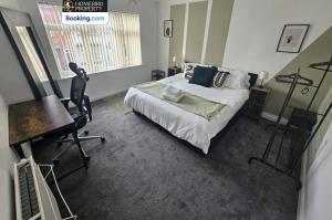 Postel nebo postele na pokoji v ubytování 5 Bedroom House By Homebird Property Management Short Lets & Serviced Accommodation Leeds With Free Parking & Garden