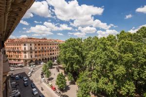 una vista aérea de una calle en una ciudad en B&B Drago D'Oro - Metro piazza Vittorio Emanuele II, en Roma